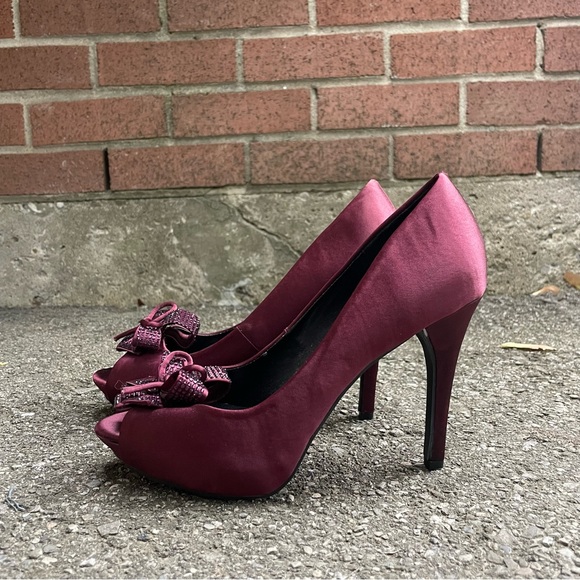 LE CHATEAU Satin Peep Toe Heels - Picture 3 of 5
